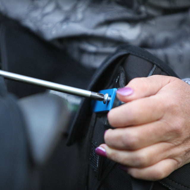 Screwing an EASY-CHANGE gullet into place